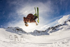 开云下载-内部竞争激烈，阵容磨合需加强，内部竞争的例子